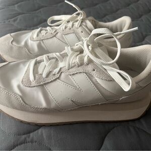 New Balance Women's 237 Shoes size 8 medium. Lightly worn, smoke free home.